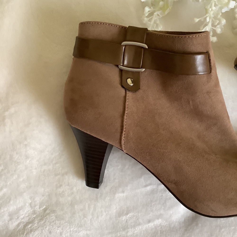 NWOT ~ Tan Boots Size 10 - Picture 4 of 8